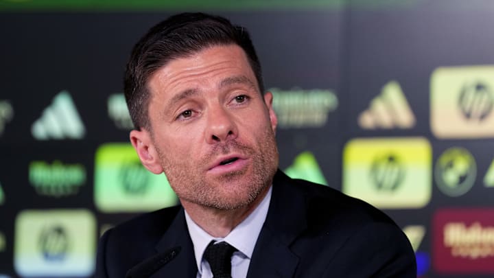 Xabi Alonso a été présenté aux médias par le Real Madrid ce lundi Xabi Alonso a été présenté aux médias par le Real Madrid ce lundi