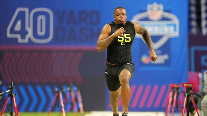Feb 27, 2025; Indianapolis, IN, USA; South Carolina defensive lineman Kyle Kennard (DL55) participates in drills during the 2025 NFL Combine at Lucas Oil Stadium. Mandatory Credit: Kirby Lee-Imagn Images