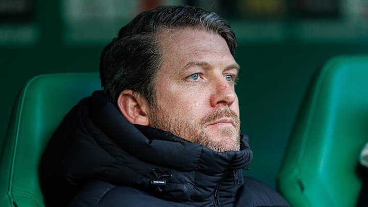 Peter Niemeyer verteidigt den Weg von Ole Werner. 