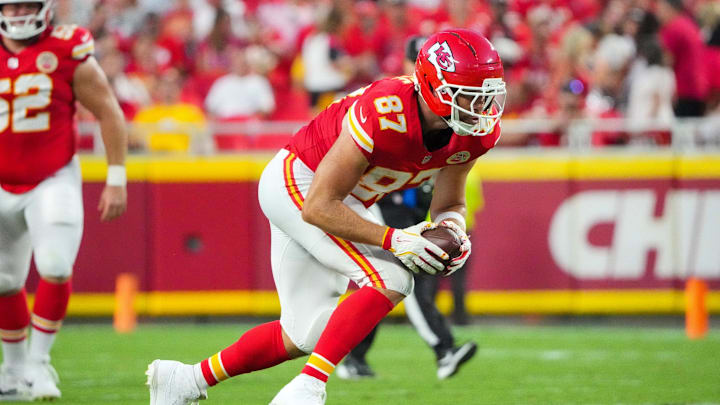 Aug 22, 2025; Kansas City, Missouri, USA; Kansas City Chiefs tight end Travis Kelce (87) catches a pass against the Chicago Bears during the first half of the game at GEHA Field at Arrowhead Stadium. Mandatory Credit: Denny Medley-Imagn Images Aug 22, 2025; Kansas City, Missouri, USA; Kansas City Chiefs tight end Travis Kelce (87) catches a pass against the Chicago Bears during the first half of the game at GEHA Field at Arrowhead Stadium. Mandatory Credit: Denny Medley-Imagn Images