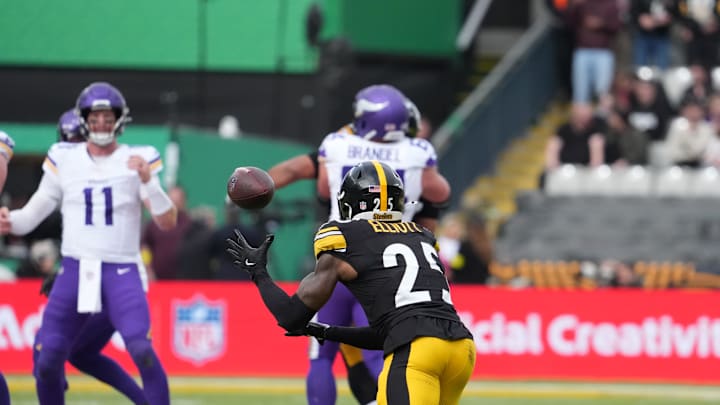 Sep 28, 2025; Dublin, Ireland; Pittsburgh Steelers safety Deshon Elliott (25) intercepts a pass thrown by Minnesota Vikings quarterback Carson Wentz (11) during the second quarter during an NFL International Series game at Croke Park. Mandatory Credit: Kirby Lee-Imagn Images Sep 28, 2025; Dublin, Ireland; Pittsburgh Steelers safety Deshon Elliott (25) intercepts a pass thrown by Minnesota Vikings quarterback Carson Wentz (11) during the second quarter during an NFL International Series game at Croke Park. Mandatory Credit: Kirby Lee-Imagn Images