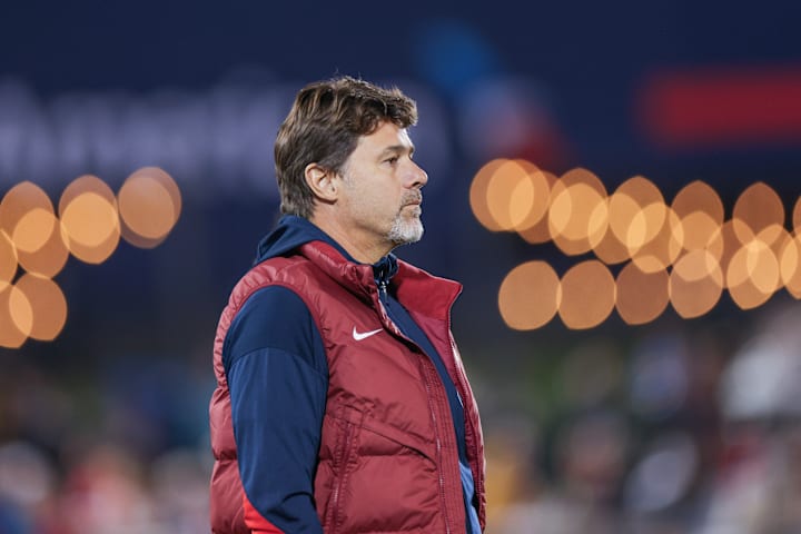 เมาริซิโอ โปเช็ตติโน่ มองไปข้างๆ