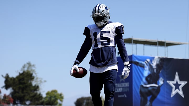 Jul 31, 2024; Oxnard, CA, USA; Dallas Cowboys running back Ezekiel Elliott (15) during training camp at the River Ridge Playing Fields in Oxnard, California.  Mandatory Credit: Jason Parkhurst-USA TODAY Sports