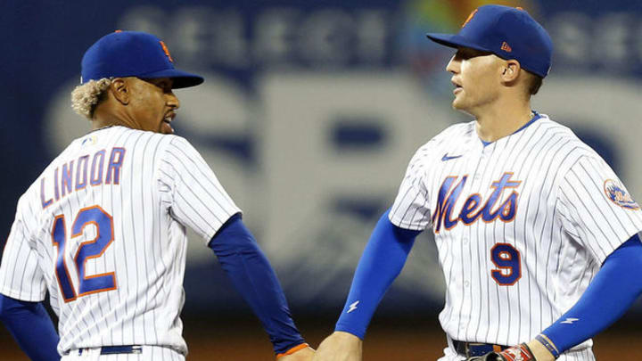 Brandon Nimmo and Francisco Lindor enjoy a handshake after a Mets' win.