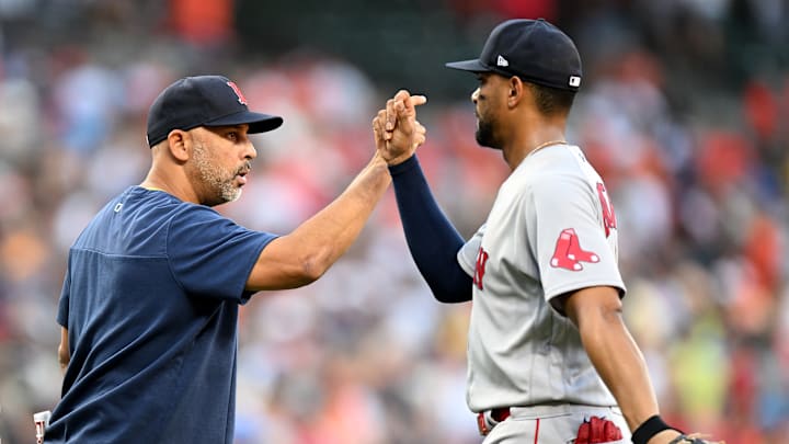 Alex Cora y Xander Bogaerts tienen una buena relación 