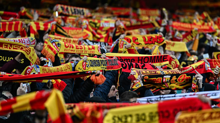 Des supporters ont attaqué des bus de supporters lyonnais. Des supporters ont attaqué des bus de supporters lyonnais.