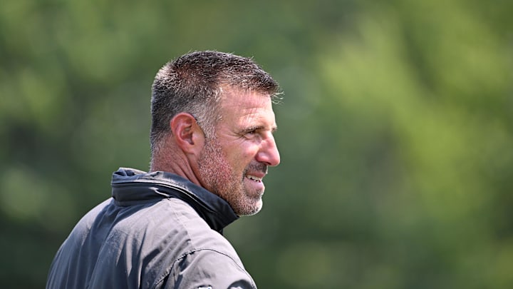 Aug 4, 2024; Cleveland Browns advisor Mike Vrabel during practice at the Browns training facility in Berea, Ohio. Mandatory Credit: Bob Donnan-Imagn Images