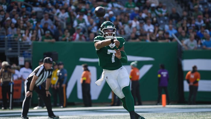 New York Jets quarterback Justin Fields (7) throws the ball during a game against the Carolina Panthers at MetLife Stadium, Oct 19, 2025, East Rutherford, NJ, USA. New York Jets quarterback Justin Fields (7) throws the ball during a game against the Carolina Panthers at MetLife Stadium, Oct 19, 2025, East Rutherford, NJ, USA.