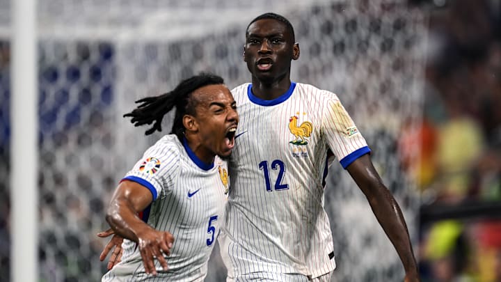 Randal Kolo Muani (r.) feiert mit Joules Kounde vom FC Barcelona