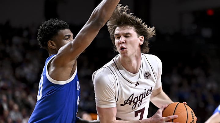 Mar 3, 2026; College Station, Texas, USA; Texas A&M Aggies forward Zach Clemence (7) drives as Kentucky Wildcats guard Otega Oweh (00) defends during the second half at Reed Arena. Mandatory Credit: Maria Lysaker-Imagn Images Mar 3, 2026; College Station, Texas, USA; Texas A&M Aggies forward Zach Clemence (7) drives as Kentucky Wildcats guard Otega Oweh (00) defends during the second half at Reed Arena. Mandatory Credit: Maria Lysaker-Imagn Images