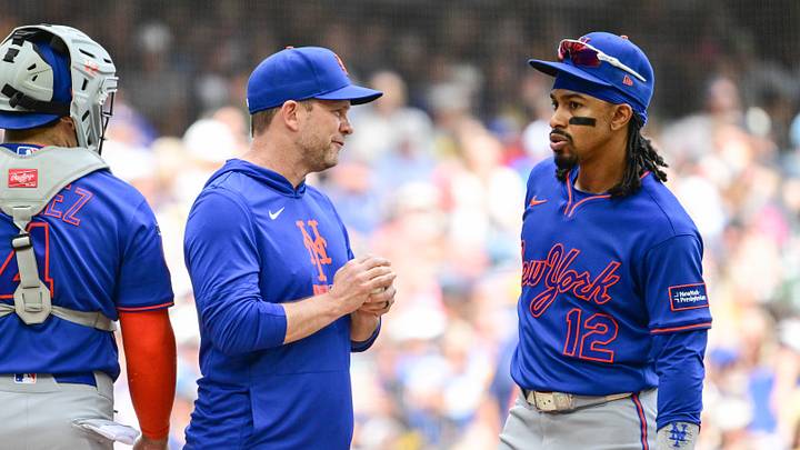 Jul 22, 2026; Milwaukee, Wisconsin, USA; New York Mets manager Andy Green talks to shortstop Francisco Lindor (12) during a pitching change in the fifth inning against the Milwaukee Brewers at American Family Field. Mandatory Credit: Benny Sieu-Imagn Images