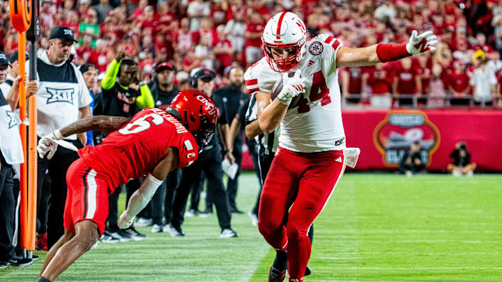 Aug 28, 2025; Kansas City, Missouri, USA; Nebraska Cornhuskers tight end Luke Lindenmeyer (44) stays inbounds after a catch against Cincinnati Bearcats safety Trevon Gola-Callard (6) during the fourth quarter at GEHA Field at Arrowhead Stadium. Aug 28, 2025; Kansas City, Missouri, USA; Nebraska Cornhuskers tight end Luke Lindenmeyer (44) stays inbounds after a catch against Cincinnati Bearcats safety Trevon Gola-Callard (6) during the fourth quarter at GEHA Field at Arrowhead Stadium.