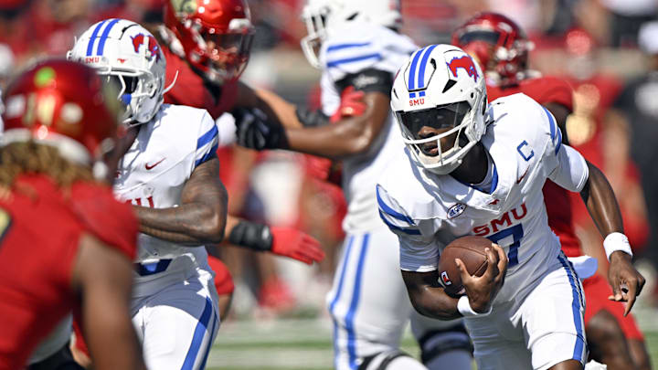 Oct 5, 2024; Louisville, Kentucky, USA;  Southern Methodist Mustangs quarterback Kevin Jennings (7) runs the ball against the Louisville Cardinals during the first quarter at L&N Federal Credit Union Stadium. Mandatory Credit: Jamie Rhodes-Imagn Images