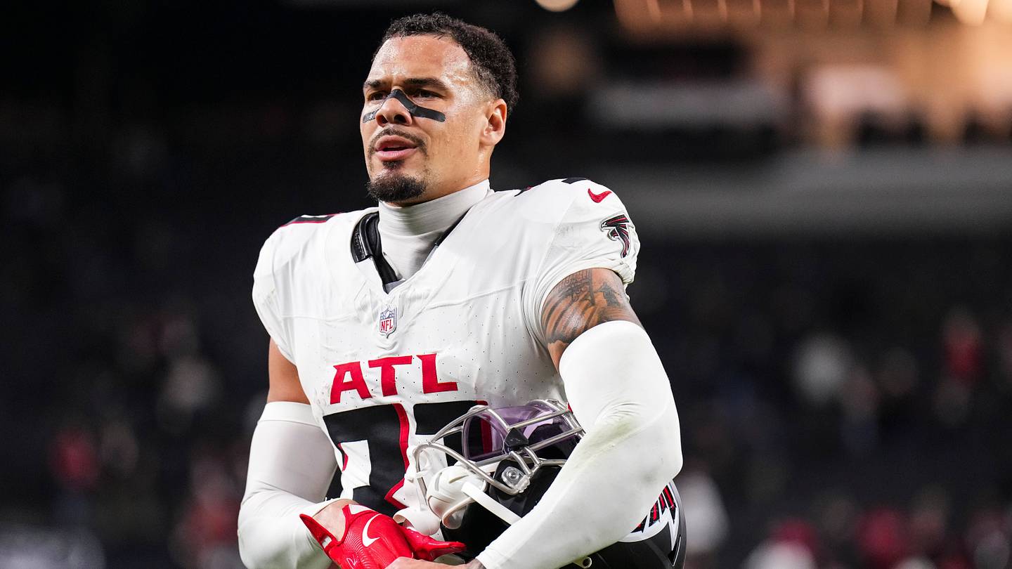 Eagles Thrive Under Fangio; Simmons Eyes Free Agency