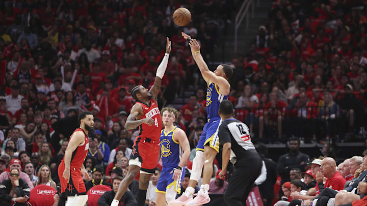 Golden State Warriors guard Stephen Curry (30) shoots and scores from the corner as Houston Rockets guard Jalen Green (4) defends during the third quarter at Toyota Center. Mandatory Credit: Troy Taormina-Imagn Images