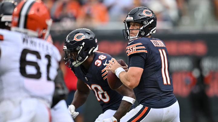 Chicago Bears QB Case Keenum looks to pass the ball against the Cleveland Browns. Mandatory Credit: Patrick Gorski-Imagn Images