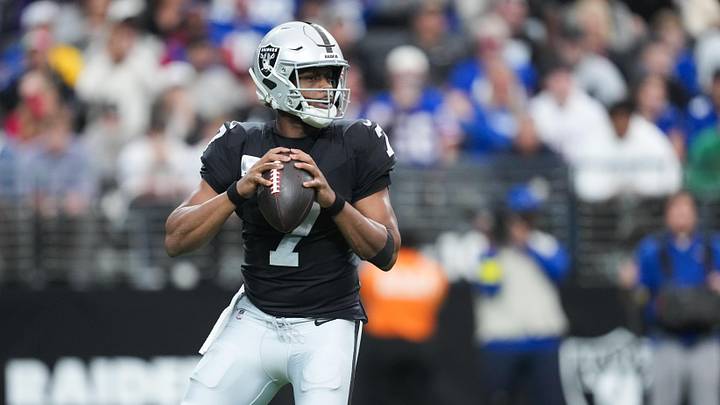 Former Las Vegas Raiders quarterback Geno Smith (7) looks to throw in the first quarter against the New York Giants at Allegiant Stadium. 