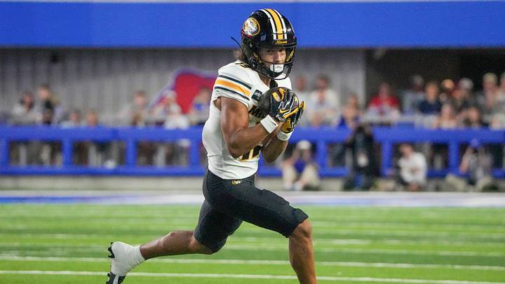Sep 11, 2026; Lawrence, Kansas, USA; Missouri Tigers wide receiver Cayden Lee (19) catches a pass against the Kansas Jayhawks during the second half of the game at David Booth Kansas Memorial Stadium. Mandatory Credit: Denny Medley-Imagn Images Sep 11, 2026; Lawrence, Kansas, USA; Missouri Tigers wide receiver Cayden Lee (19) catches a pass against the Kansas Jayhawks during the second half of the game at David Booth Kansas Memorial Stadium. Mandatory Credit: Denny Medley-Imagn Images