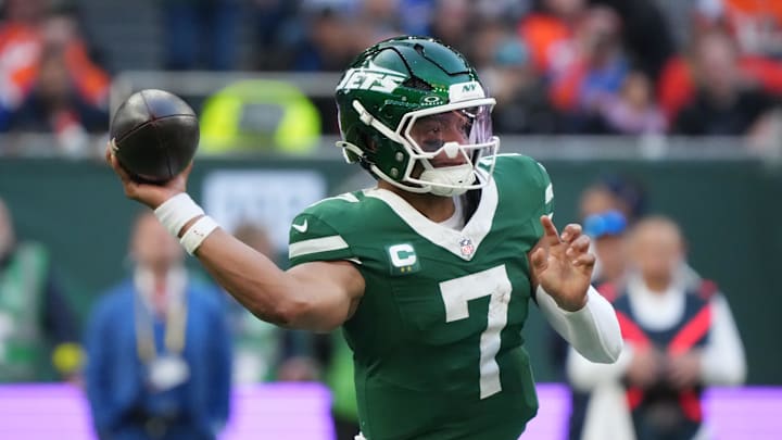 Oct 12, 2025; Tottenham, United Kingdom; New York Jets quarterback Justin Fields (7) throws a pass against the Denver Broncos during an NFL International Series game at Tottenham Hotspur Stadium. Mandatory Credit: Kirby Lee-Imagn Images Oct 12, 2025; Tottenham, United Kingdom; New York Jets quarterback Justin Fields (7) throws a pass against the Denver Broncos during an NFL International Series game at Tottenham Hotspur Stadium. Mandatory Credit: Kirby Lee-Imagn Images