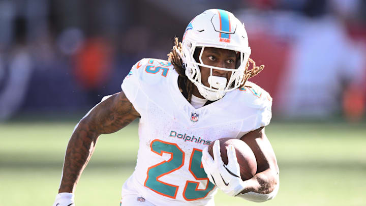 Oct 6, 2024; Foxborough, Massachusetts, USA; Miami Dolphins running back Jaylen Wright (25) runs against the New England Patriots during the second half at Gillette Stadium. Mandatory Credit: Brian Fluharty-Imagn Images Oct 6, 2024; Foxborough, Massachusetts, USA; Miami Dolphins running back Jaylen Wright (25) runs against the New England Patriots during the second half at Gillette Stadium. Mandatory Credit: Brian Fluharty-Imagn Images