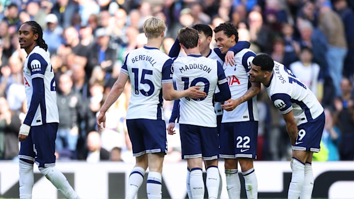Spurs players celebrate against Southampton 