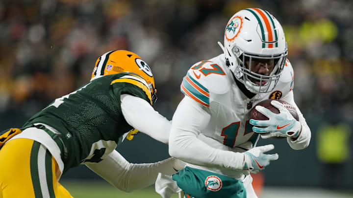 Nov 28, 2024; Green Bay, Wisconsin, USA; Miami Dolphins wide receiver Jaylen Waddle (17) rushes with the football after catching a pass during the second quarter against the Green Bay Packers at Lambeau Field. Mandatory Credit: Jeff Hanisch-Imagn Images Nov 28, 2024; Green Bay, Wisconsin, USA; Miami Dolphins wide receiver Jaylen Waddle (17) rushes with the football after catching a pass during the second quarter against the Green Bay Packers at Lambeau Field. Mandatory Credit: Jeff Hanisch-Imagn Images