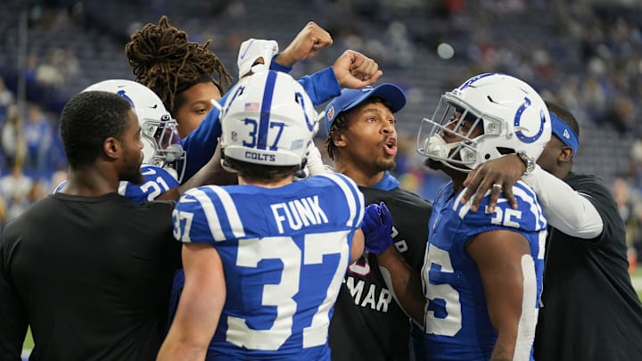 Indianapolis Colts players including Indianapolis Colts running back Jonathan Taylor (28) huddle up