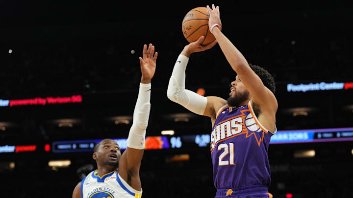 Nov 30, 2024; Phoenix, Arizona, USA; Phoenix Suns guard Tyus Jones (21) shoots over Golden State Warriors forward Jonathan Kuminga (00) during the second half at Footprint Center. Mandatory Credit: Joe Camporeale-Imagn Images Nov 30, 2024; Phoenix, Arizona, USA; Phoenix Suns guard Tyus Jones (21) shoots over Golden State Warriors forward Jonathan Kuminga (00) during the second half at Footprint Center. Mandatory Credit: Joe Camporeale-Imagn Images
