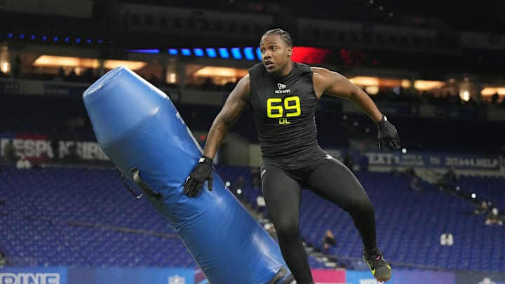 Feb 27, 2025; Indianapolis, IN, USA; Louisiana State defensive lineman Bradyn Swinson (DL69) participates in drills during the 2025 NFL Combine at Lucas Oil Stadium. Mandatory Credit: Kirby Lee-Imagn Images Feb 27, 2025; Indianapolis, IN, USA; Louisiana State defensive lineman Bradyn Swinson (DL69) participates in drills during the 2025 NFL Combine at Lucas Oil Stadium. Mandatory Credit: Kirby Lee-Imagn Images