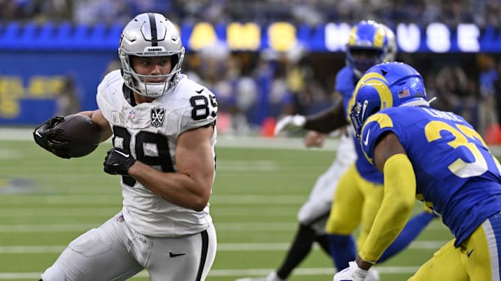 Oct 20, 2024; Inglewood, California, USA; Las Vegas Raiders tight end Brock Bowers (89) braces for contract with Los Angeles Rams safety Quentin Lake (37) during the second half at SoFi Stadium. Mandatory Credit: Alex Gallardo-Imagn Images Oct 20, 2024; Inglewood, California, USA; Las Vegas Raiders tight end Brock Bowers (89) braces for contract with Los Angeles Rams safety Quentin Lake (37) during the second half at SoFi Stadium. Mandatory Credit: Alex Gallardo-Imagn Images