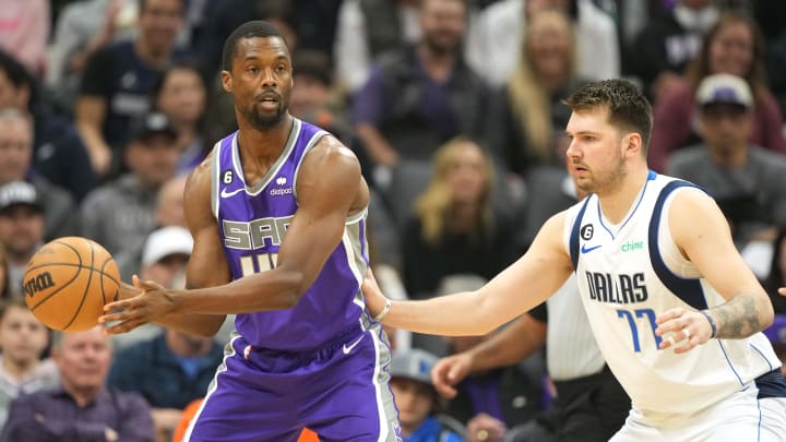Feb 11, 2023; Sacramento, California, USA; Sacramento Kings forward Harrison Barnes (40) handles the ball against Dallas Mavericks guard Luka Doncic (77) during the first quarter at Golden 1 Center. Mandatory Credit: Darren Yamashita-USA TODAY Sports Feb 11, 2023; Sacramento, California, USA; Sacramento Kings forward Harrison Barnes (40) handles the ball against Dallas Mavericks guard Luka Doncic (77) during the first quarter at Golden 1 Center. Mandatory Credit: Darren Yamashita-USA TODAY Sports
