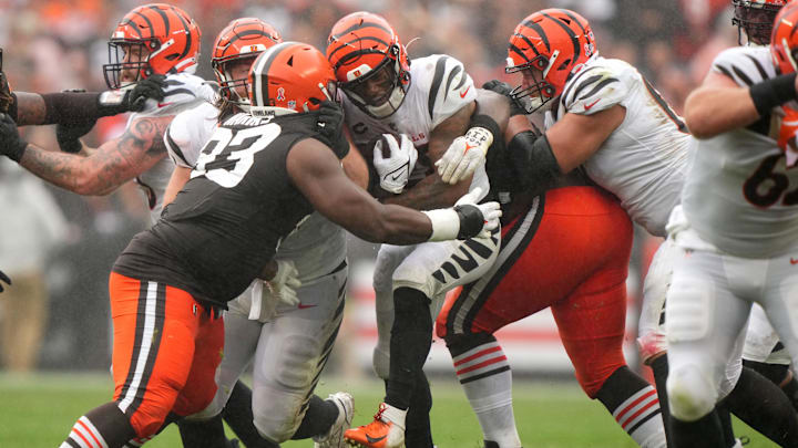 Cincinnati Bengals running back Joe Mixon (28) carries the ball in the third quarter of an NFL