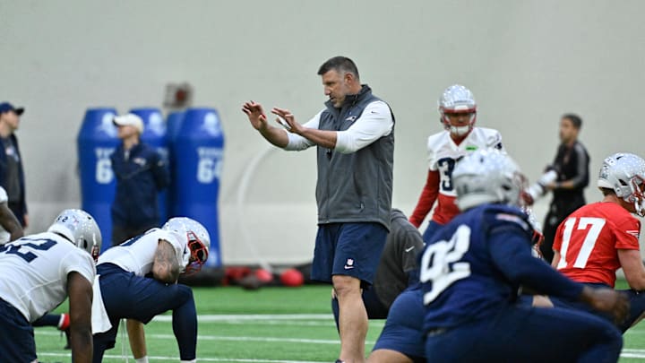 May 9, 2025; Foxborough, MA, USA; New England Patriots head coach Mike Vrabel (c) works with players at rookie camp at Gillette Stadium. Mandatory Credit: Eric Canha-Imagn Images May 9, 2025; Foxborough, MA, USA; New England Patriots head coach Mike Vrabel (c) works with players at rookie camp at Gillette Stadium. Mandatory Credit: Eric Canha-Imagn Images