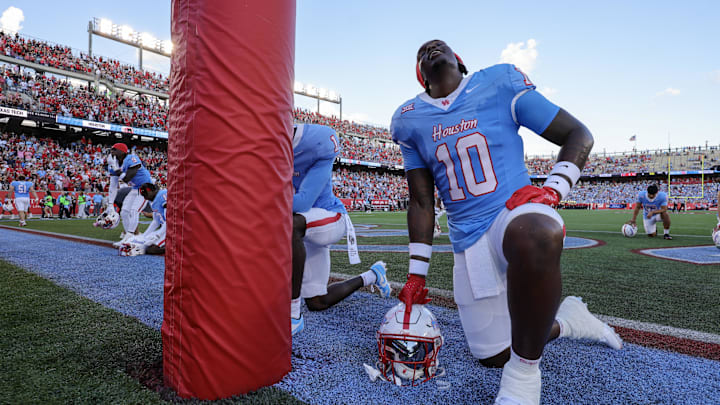 Oct 4, 2025; Houston, Texas, USA; Houston Cougars defensive end Latreveon McCutchin (10) prays before playing against the Texas Tech Raiders at TDECU Stadium. Mandatory Credit: Thomas Shea-Imagn Images Oct 4, 2025; Houston, Texas, USA; Houston Cougars defensive end Latreveon McCutchin (10) prays before playing against the Texas Tech Raiders at TDECU Stadium. Mandatory Credit: Thomas Shea-Imagn Images