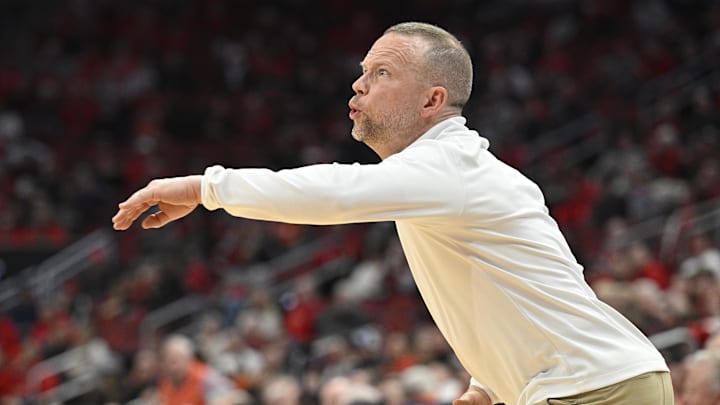 Jan 7, 2025; Louisville, Kentucky, USA; Louisville Cardinals head coach Pat Kelsey calls out instructions during the first half against the Clemson Tigers at KFC Yum! Center. Jan 7, 2025; Louisville, Kentucky, USA; Louisville Cardinals head coach Pat Kelsey calls out instructions during the first half against the Clemson Tigers at KFC Yum! Center.