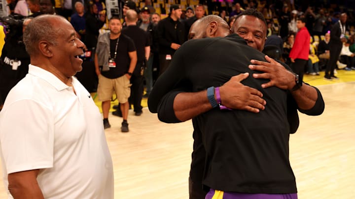 The Griffeys and Jameses shared a cool moment before Tuesday night's Lakers game. 