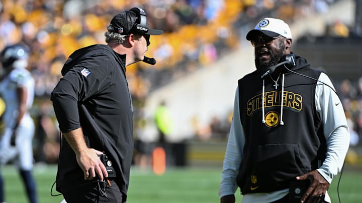 Pittsburgh Steelers offensive coordinator Arthur Smith talks with head coach Mike Tomlin 