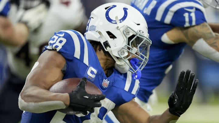 Sep 22, 2024; Indianapolis, Indiana, USA; Indianapolis Colts running back Jonathan Taylor (28) rushes the ball during a game against the Chicago Bear at Lucas Oil Stadium. Mandatory Credit: Grace Hollars USA TODAY Network via Imagn Images