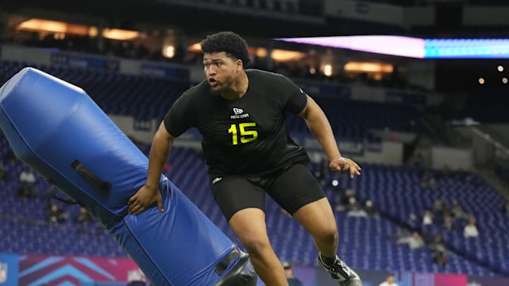 Feb 27, 2025; Indianapolis, IN, USA; Oregon defensive lineman Derrick Harmon (DL15) participates in drills during the 2025 NFL Combine at Lucas Oil Stadium. Mandatory Credit: Kirby Lee-Imagn Images Feb 27, 2025; Indianapolis, IN, USA; Oregon defensive lineman Derrick Harmon (DL15) participates in drills during the 2025 NFL Combine at Lucas Oil Stadium. Mandatory Credit: Kirby Lee-Imagn Images