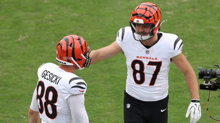 Sep 27, 2026; Pittsburgh, Pennsylvania, USA; Cincinnati Bengals tight end Mike Gesicki (88) celebrates with tight end Tanner Hudson (87) after a touchdown against the Pittsburgh Steelers during the fourth quarter at Acrisure Stadium. Mandatory Credit: Charles LeClaire-Imagn Images Sep 27, 2026; Pittsburgh, Pennsylvania, USA; Cincinnati Bengals tight end Mike Gesicki (88) celebrates with tight end Tanner Hudson (87) after a touchdown against the Pittsburgh Steelers during the fourth quarter at Acrisure Stadium. Mandatory Credit: Charles LeClaire-Imagn Images