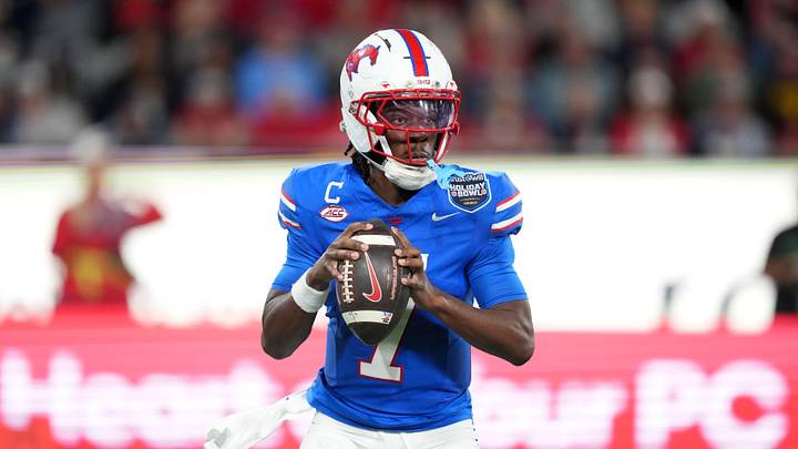Jan 2, 2026; San Diego, CA, USA; SMU Mustangs quarterback Kevin Jennings (7) throws the ball against the Arizona Wildcats in the first half during the Holiday Bowl at Snapdragon Stadium. Mandatory Credit: Kirby Lee-Imagn Images Jan 2, 2026; San Diego, CA, USA; SMU Mustangs quarterback Kevin Jennings (7) throws the ball against the Arizona Wildcats in the first half during the Holiday Bowl at Snapdragon Stadium. Mandatory Credit: Kirby Lee-Imagn Images