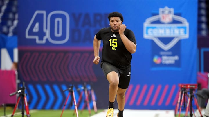 Feb 27, 2025; Indianapolis, IN, USA; Oregon defensive lineman Derrick Harmon (DL15) participates in drills during the 2025 NFL Combine at Lucas Oil Stadium. Mandatory Credit: Kirby Lee-Imagn Images Feb 27, 2025; Indianapolis, IN, USA; Oregon defensive lineman Derrick Harmon (DL15) participates in drills during the 2025 NFL Combine at Lucas Oil Stadium. Mandatory Credit: Kirby Lee-Imagn Images