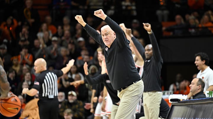 Jan 16, 2025; Corvallis, Oregon, USA; Oregon State Beavers head coach Wayne Tinkle calls a defense to his team during the first half against the Gonzaga Bulldogs at Gill Coliseum. Mandatory Credit: Craig Strobeck-Imagn Images Jan 16, 2025; Corvallis, Oregon, USA; Oregon State Beavers head coach Wayne Tinkle calls a defense to his team during the first half against the Gonzaga Bulldogs at Gill Coliseum. Mandatory Credit: Craig Strobeck-Imagn Images