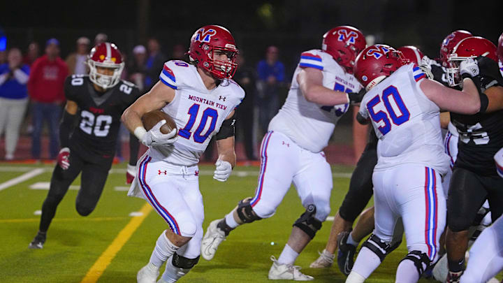 Mountain View running back Beckham Barney (10) runs against Brophy Prep during the 6A semifinal game at Central High School in Phoenix on Nov. 29, 2024.