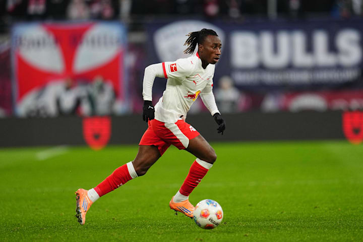 扬·迪奥曼德控球。 扬·迪奥曼德控球。