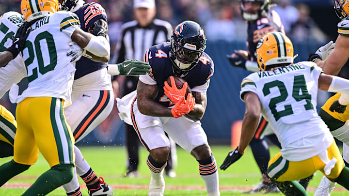 Chicago Bears running back D'Andre Swift (4) runs the ball against the Green Bay Packers on Sunday.