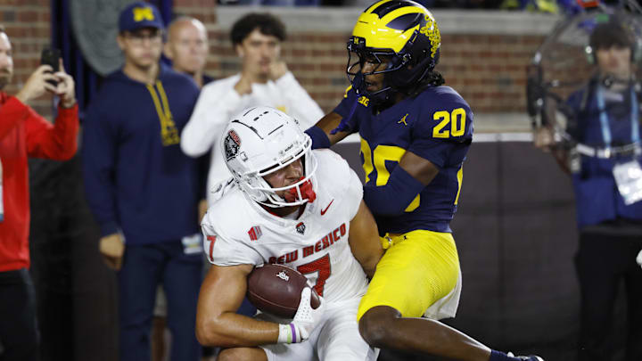 Aug 30, 2025; Ann Arbor, Michigan, USA;  New Mexico Lobos tight end Dorian Thomas (7) makes a reception for a touchdown defended by Michigan Wolverines defensive back Jyaire Hill (20) in the second half at Michigan Stadium. Mandatory Credit: Rick Osentoski-Imagn Images