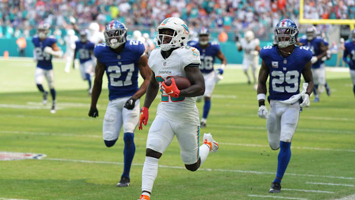 Miami Dolphins running back De'Von Achane (28) breaks free for a 76-yard touchdown run against the
