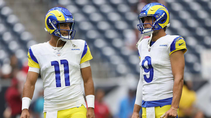 Los Angeles Rams quarterbacks Jimmy Garoppolo (L) and Matthew Stafford (R)