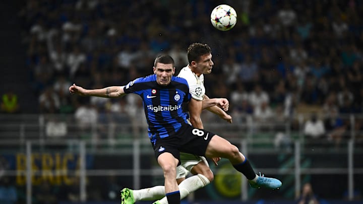 Robin Gosens, hier im Zweikampf mit Bayerns Benjamin Pavard Robin Gosens, hier im Zweikampf mit Bayerns Benjamin Pavard